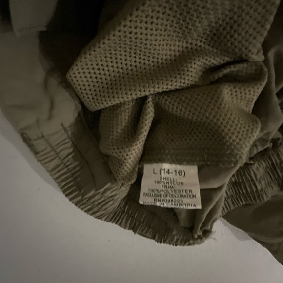 Magellan Outdoors Shorts Fish Gear Water Repellant Tan Kid’s Size Large (14-16) - Picture 10 of 11